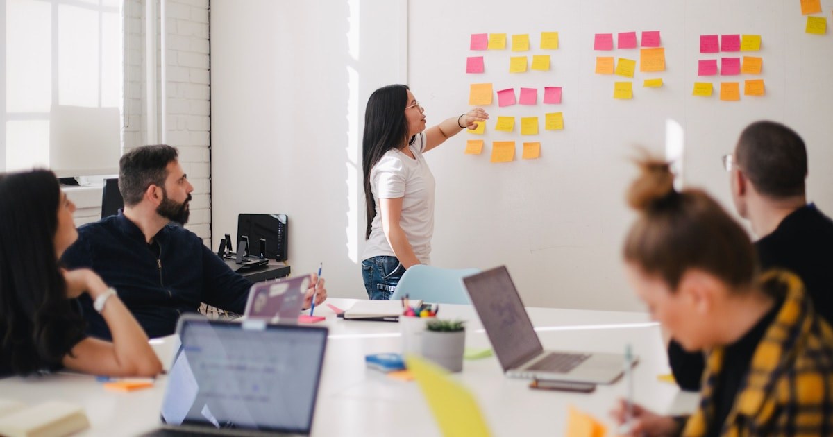 IA pymes procesos datos 20260903 Unsplash Equipo de trabajo planificando procesos de inteligencia artificial para una pyme