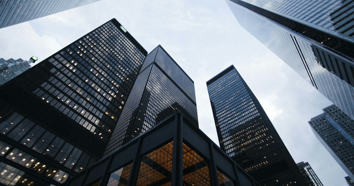 Exterior corporativo para representar nube privada, manejo de archivos y gobierno digital en pymes
