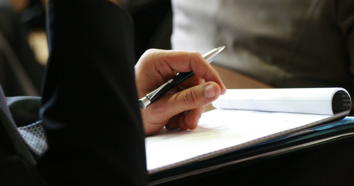 Persona tomando notas para documentar evidencia digital y cadena de custodia en una pyme